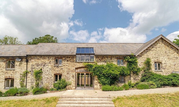 Brayford House | Pet-Friendly Modern Barn in Exmoor National Park - 10/10 Rated
