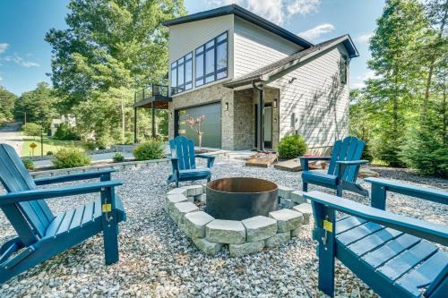Helen House | Modern Home with Game Room on Golf Course & Pool Access
