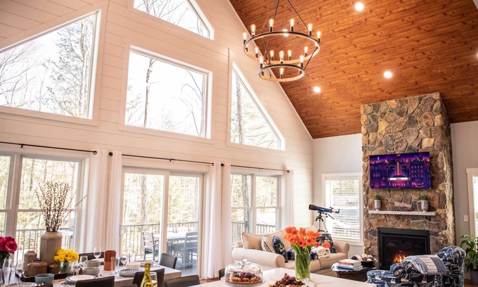 Farmington House | Pet-Friendly Modern Lake Home with Stunning Views