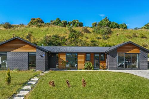 Lower Shotover Apartment | Modern Living Home & Apartment with Pool and Breakfast