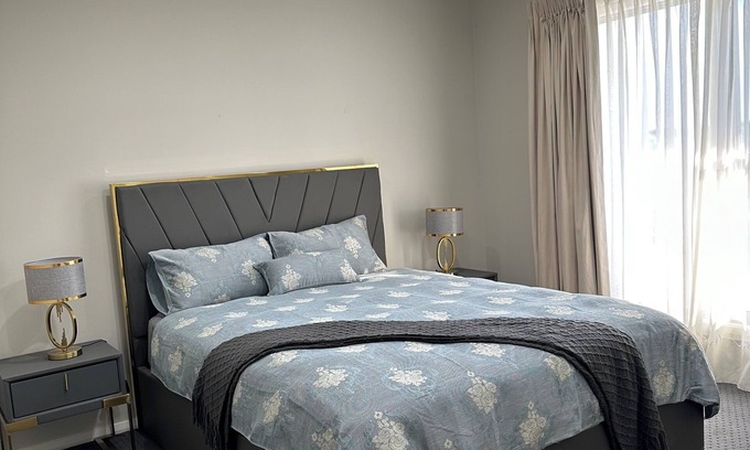 Dubbo House | Luxury modern retreat, perfect short break with family or friends.