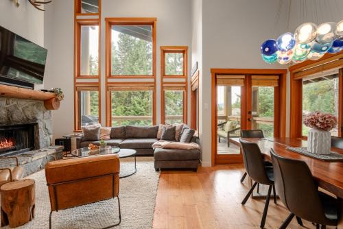 Nordic Estates House | Luxury Mountain Retreat with PRIVATE Hot Tub by Harmony Whistler