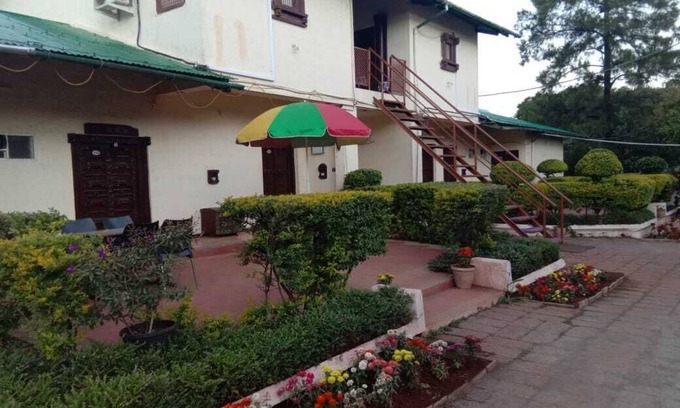 Mahabaleshwar House | Mountain View Rooms with Private Balcony and Pool Access