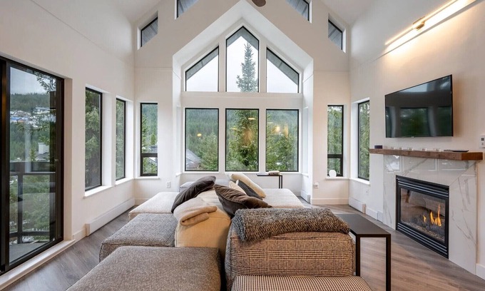 Blueberry Hill Apartment | Renovated Ravencrest: 4 Bedrooms with Spa & Breakfast