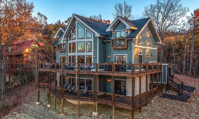 Gatlinburg - Pigeon Forge House | Elegant Mountain Retreat with Game Room & Hot Tub Awaits