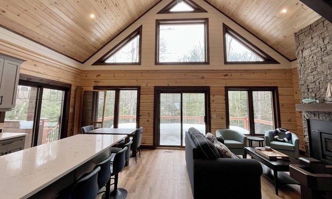 Bracebridge Cottage | Luxury Muskoka River Log Cabin