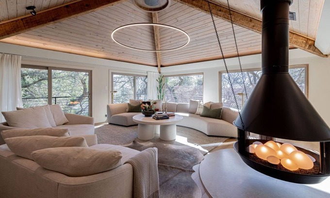 Austin House | Inviting Retreat with Hot Tub and Fire Pit for 13 Guests