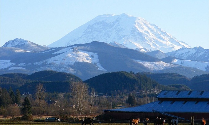 Tacoma House | Premier Accommodation Near Mt Rainier with Hot Tub Access