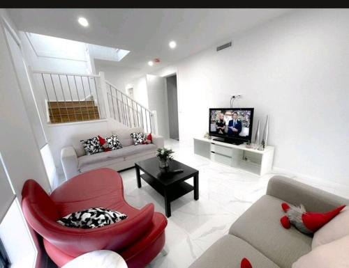 The Ponds House | Elegant 5 Bedroom Retreat with Pet-Friendly Amenities