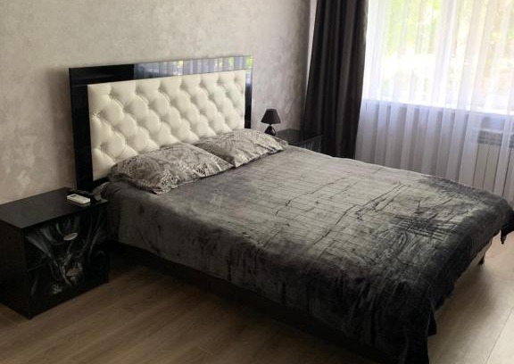Mariupol Apartment | Prime 3-Bedroom Flat: Just 5 Minutes to City Center