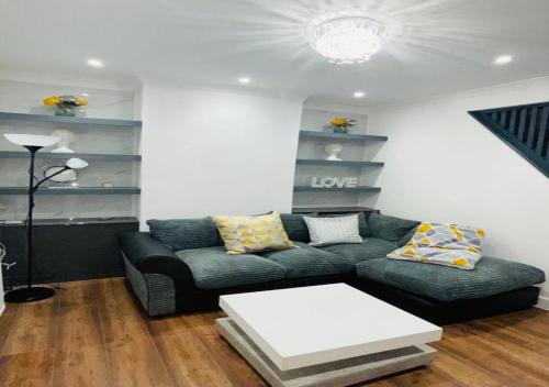 Swanscombe House | Stylish New Home: Guest Rated 8.3 & Child Friendly Amenities