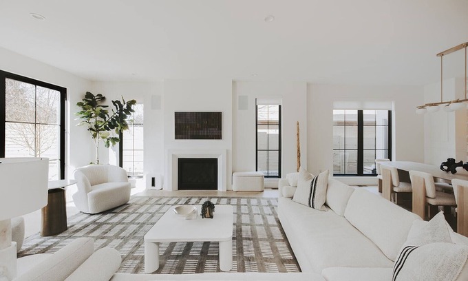 Barths House | Luxury new Large Farmhouse 10 minutes from Downtown + big yard - sleeps 10