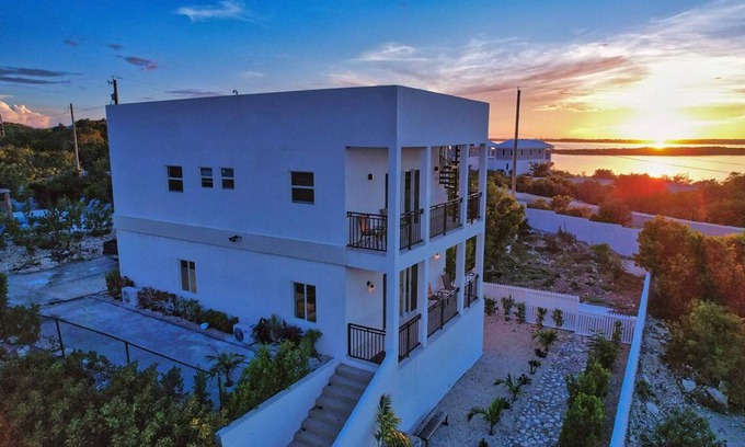 Discovery Bay Villa | Modern Sunset Villa with Pool in Discovery Bay