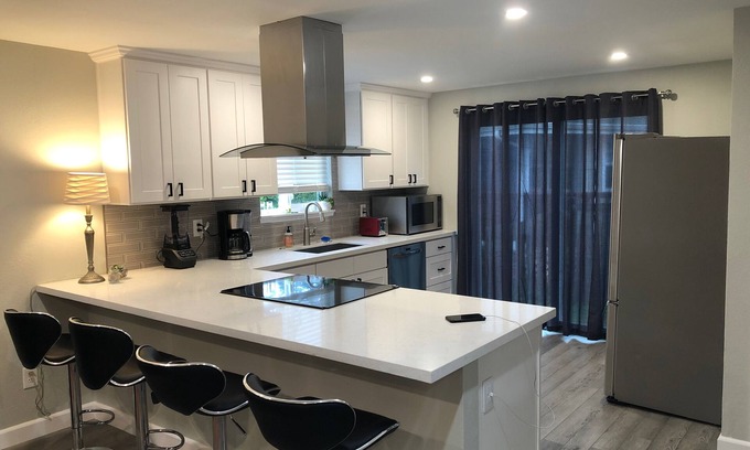 Everett House | Stylish Newly Remodeled 3 Bedroom Duplex with Lake View
