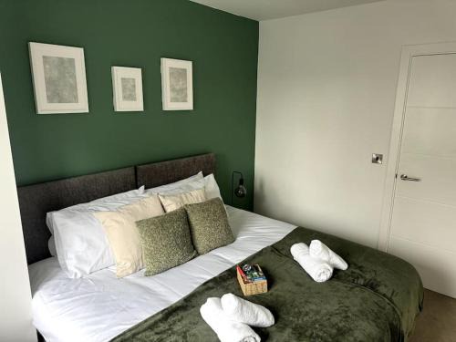 Barnt Green Apartment | Elegant Oaks Suite - 2 Bed Apartment in Central Location