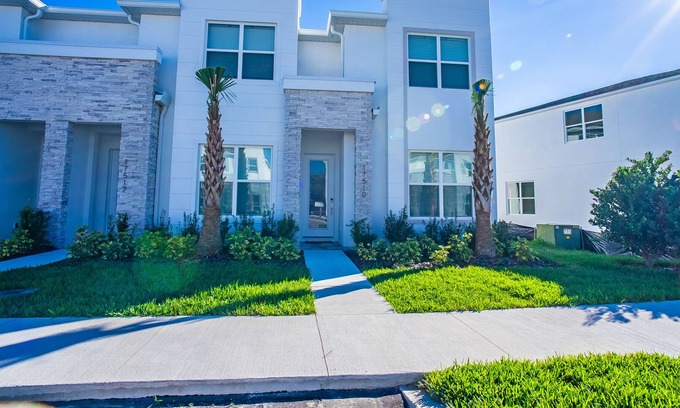 Silver Creek House | Luxury Oasis: 4BR Villa with Pool & Opulent Amenities - 17510 HF