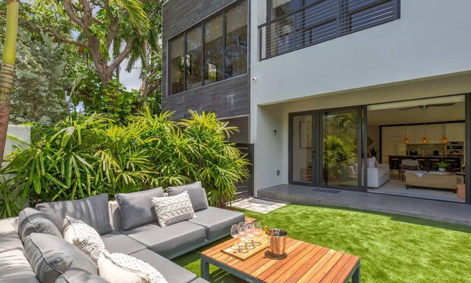 Colee Hammock House | Luxury OASIS of Las Olas -2 Story home w/ HOT TUB