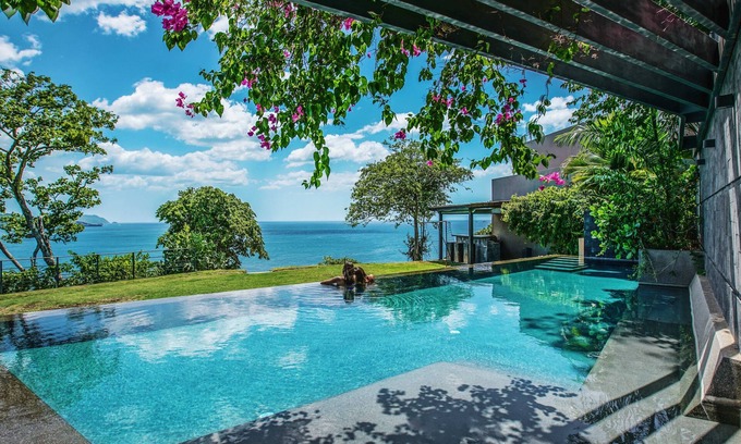 Playa Flamingo House | Oceanfront Escape: 6 Bedrooms with Breathtaking Sunset Views