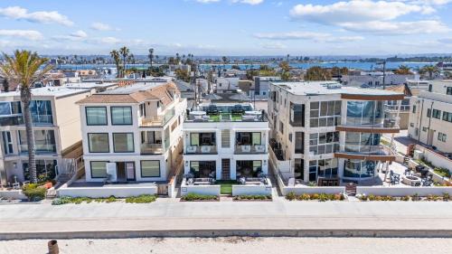 Mission Beach House | Oceanfront Fourplex with Roof Deck for Unforgettable Stays