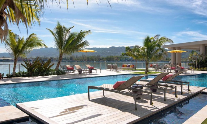 Montego Bay Apartment | Oceanfront Residence Condo with Pool & Perfect 10/10 Score