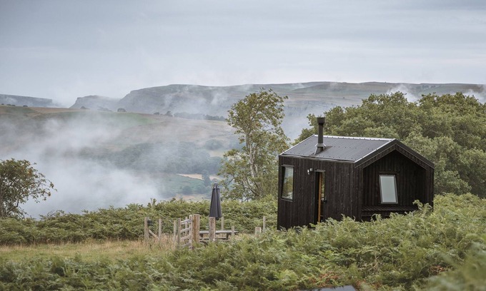 Llangollen Cabin | Cozy Arwen Cabin with Kitchen for a Romantic Getaway