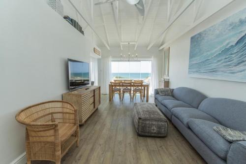 Pollok Beach Apartment | Beachfront Retreat: 4-Star Getaway with Ocean Views