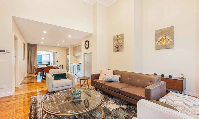 Echuca House | Guest Rated: 9.8 - Luxury on the Esplanade in Echuca