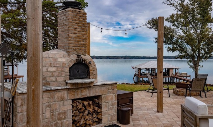 Chandler House | Premier Lakefront Escape at Legends Retreat with Spa Amenities
