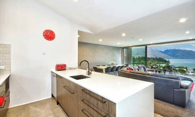 Queenstown City Centre Apartment | Elegant Lakeside Retreat with Eco-Friendly Amenities