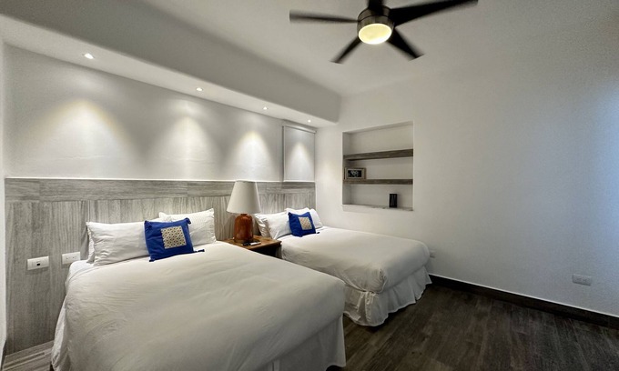 Zona Hotelera Apartment | Elegant One-Bedroom Apartment with Lagoon View & Amenities