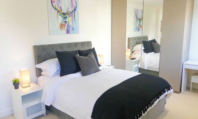 Royal Tunbridge Wells Apartment | Luxury Penthouse w/Balcony | 2x Free Parking | 3 minutes to Mainline Station