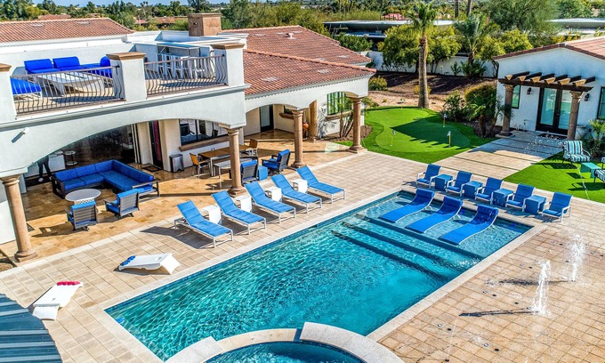 Paradise Del Este House | Entertainer's Paradise: Rooftop Firepit & Family-Friendly Fun