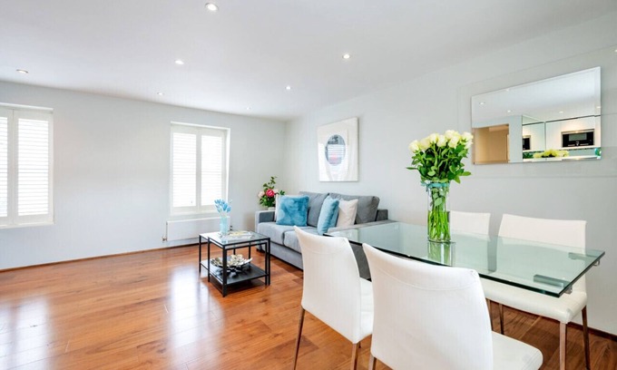Queen's Gate Apartment | Elegant Penthouse Retreat in Vibrant South Kensington