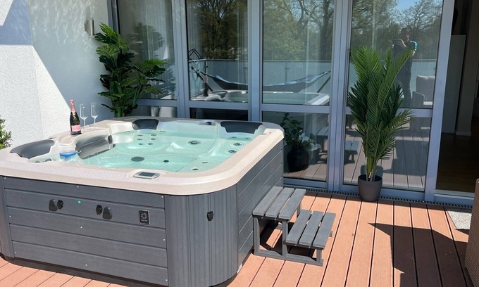 Region Hannover District Apartment | Elegant Penthouse with Elevator, Whirlpool & Pool Access