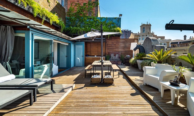 Dreta de l'Eixample Apartment | Elegant Penthouse Retreat with Spa and Pet-Friendly Options