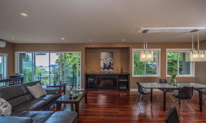 Regional District of Nanaimo Apartment | Elegant Downtown Nanaimo Penthouse with Breakfast Included
