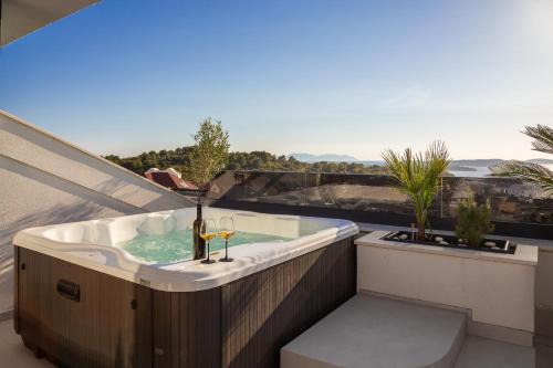Krizna luka Apartment | Elegant Penthouse in Hvar with Jacuzzi & Ocean View