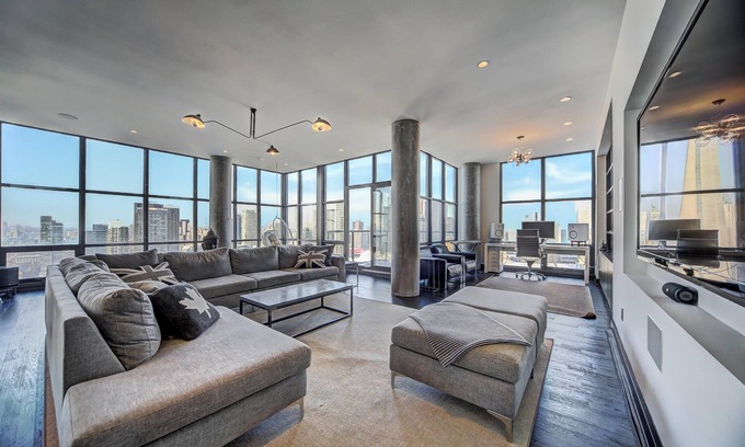 Toronto Entertainment District Apartment | Exceptional Penthouse with Breathtaking CN Tower Views