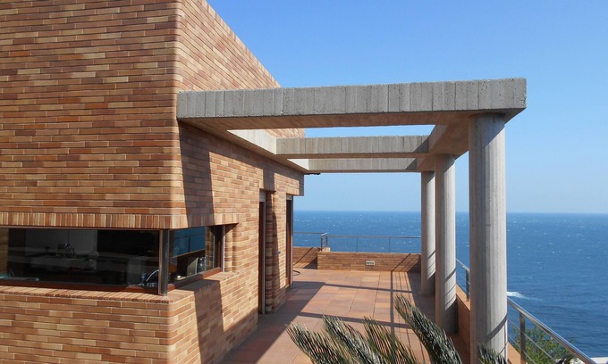 Llanca Apartment | Elegant Penthouse with Jacuzzi and Ocean Views
