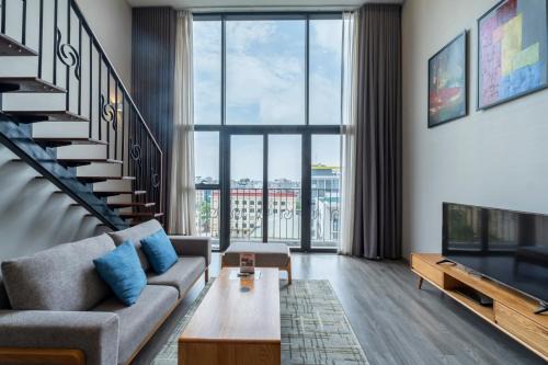Tay Ho Apartment | Elegant Pentstudio at Westlake with Private Pool Access
