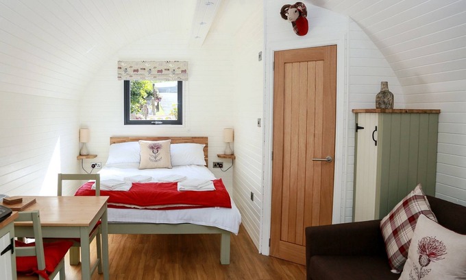Lasswade Apartment | Exquisite Pod Retreat with Garden View at Kevock Vale Park