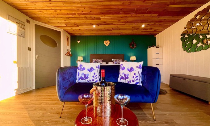 Aberaeron Cabin | Elegant Pod Accommodation with Breakfast & Family Amenities