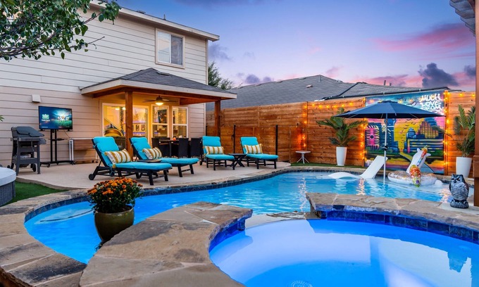 Montopolis House | Indulge in a Heated Pool & Spa with Perfect Guest Ratings