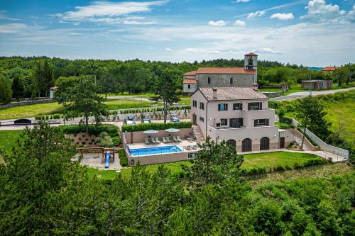 Gracisce Villa | Elegant Pool Villa Gradin - Guest Rated 10/10 Experience