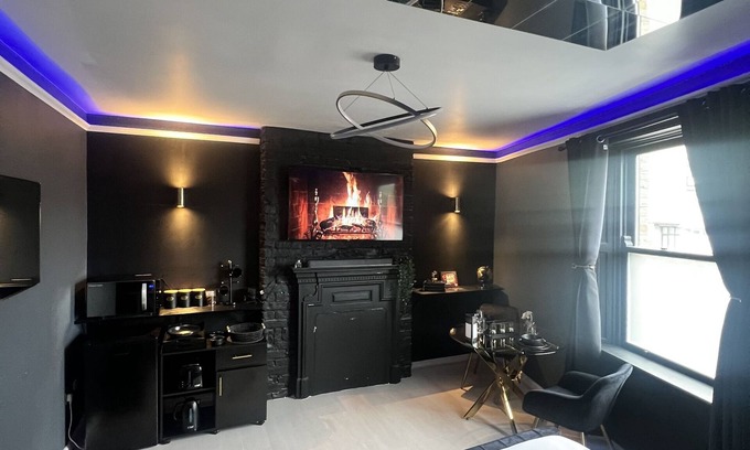 Bradford Apartment | Private Room with Kitchen | Free Breakfast & Parking Included