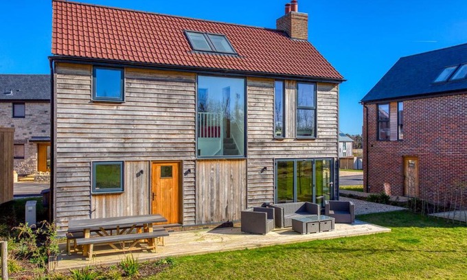 Holworth House | Relaxing Retreat with Spa Access at Cheetah Retreat BV18