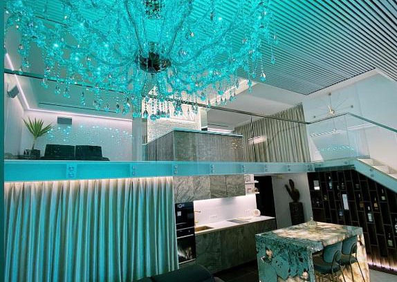 Kaunas Apartment | Indulge in Queen V Apartment with Jacuzzi & 10/10 Review