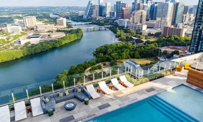 East Cesar Chavez Condo | Luxury Rainey St Condo with rooftop pool, Lakeview & Gym