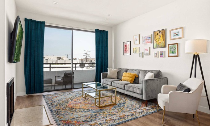 Sawtelle Condo | Pet-Friendly 2BR Retreat in Los Angeles with Top Ratings