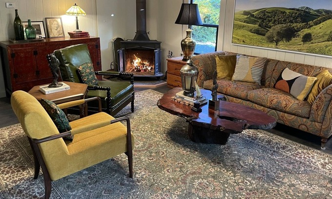 Freestone House | Luxury Redwood House w/ Hot Tub - walk to Cheese Shop, Spa & Bakery